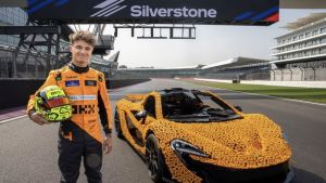 McLaren и LEGO создали полноразмерный автомобиль P1 из 342 тысяч деталей, на котором Lando Norris проехал по Сильверстоуну